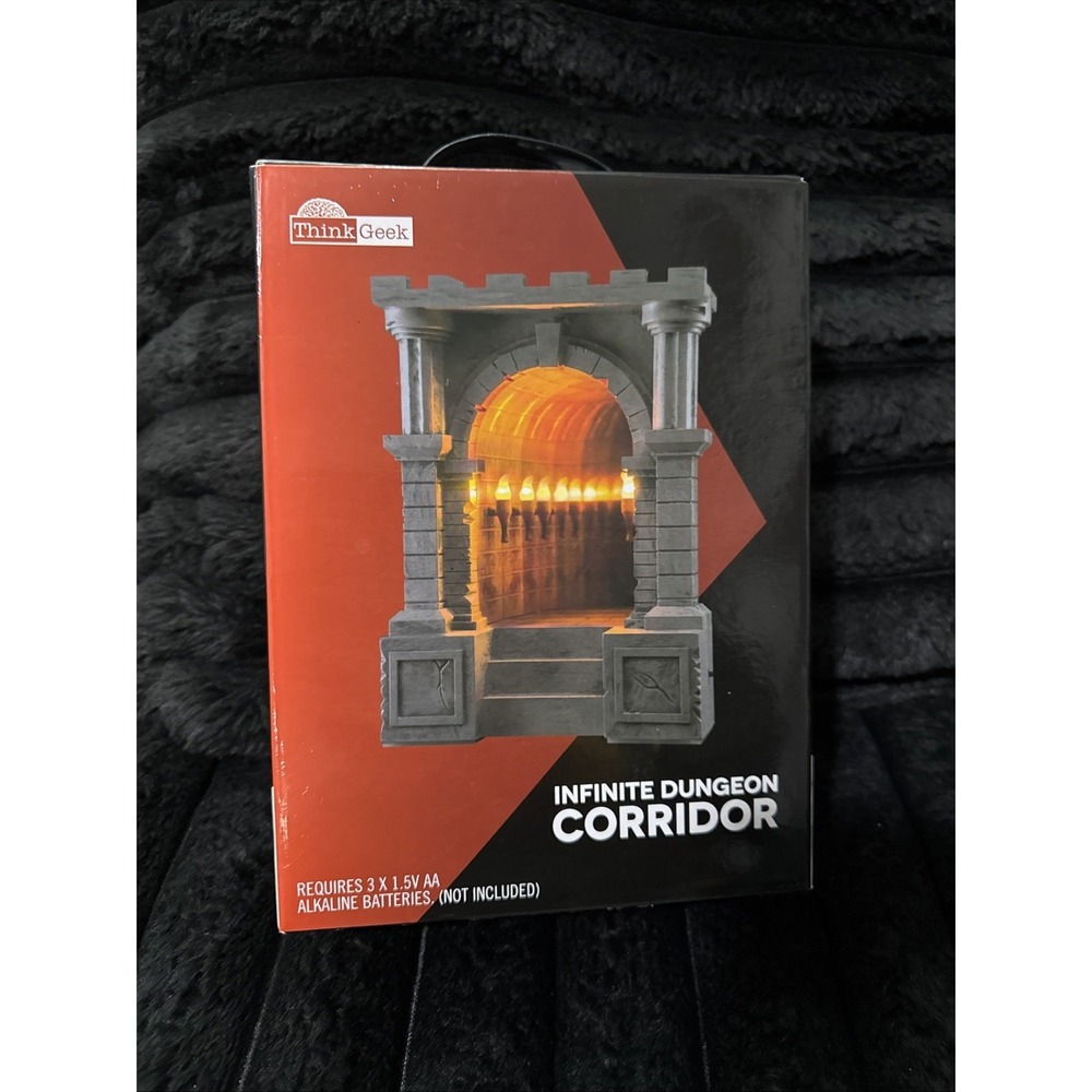 ThinkGeek Infinite Dungeon Corridor Diorama Display Infinity Mirror Lights Up